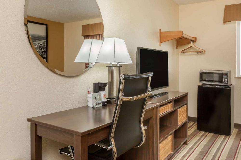 SUPER 8 BY WYNDHAM LATHAM/ALBANY AI 10