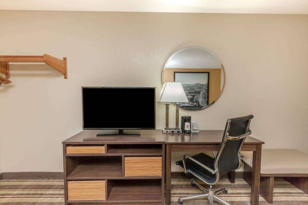 SUPER 8 BY WYNDHAM LATHAM/ALBANY AI 7