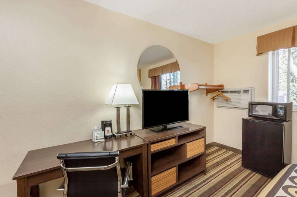 SUPER 8 BY WYNDHAM LATHAM/ALBANY AI 4