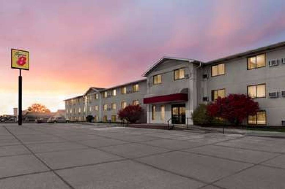 SUPER 8 BY WYNDHAM LINCOLN NORTH 4