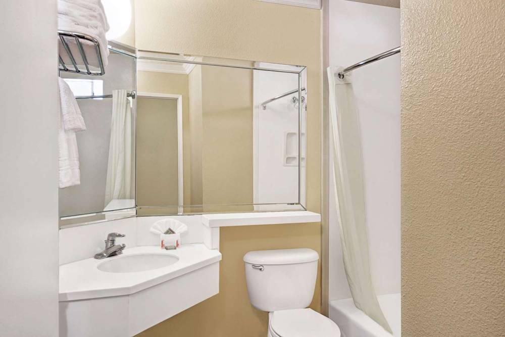Super 8 By Wyndham Los Angeles Downtown 4