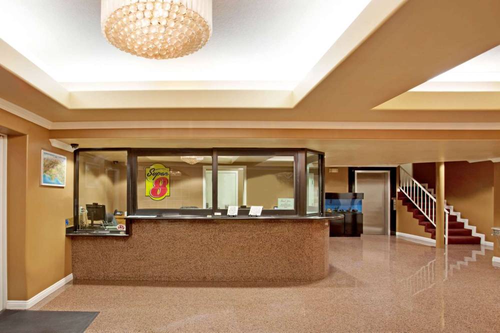 Super 8 By Wyndham Los Angeles Downtown 9