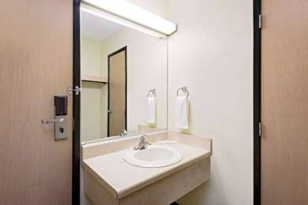 Super 8 By Wyndham Metropolis 10