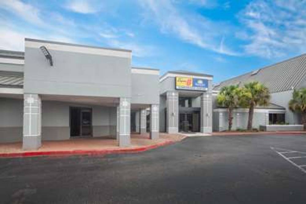 SUPER 8 BY WYNDHAM MOBILE I-65 9