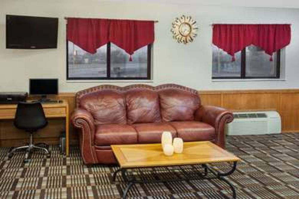 SUPER 8 BY WYNDHAM MUSCATINE 8