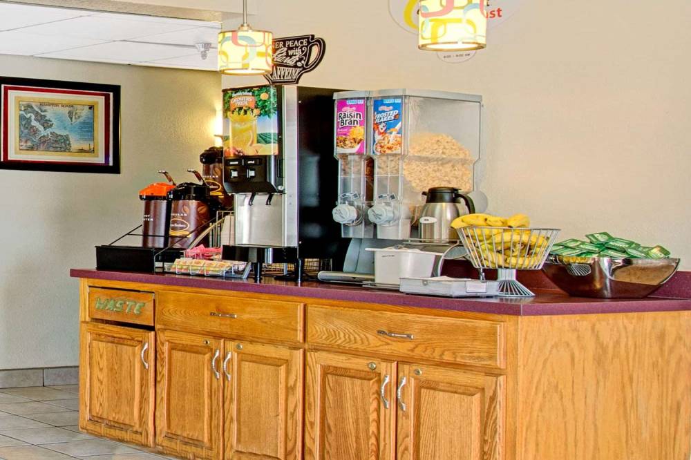 Super 8 By Wyndham Newport News/Jefferson Ave. 6