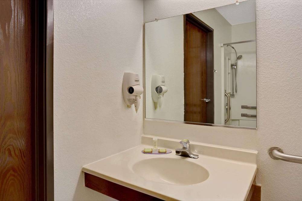 Super 8 By Wyndham Newport News/Jefferson Ave. 8