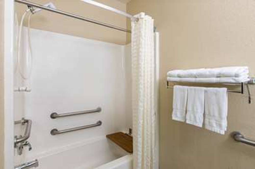 SUPER 8 BY WYNDHAM OTTAWA 9