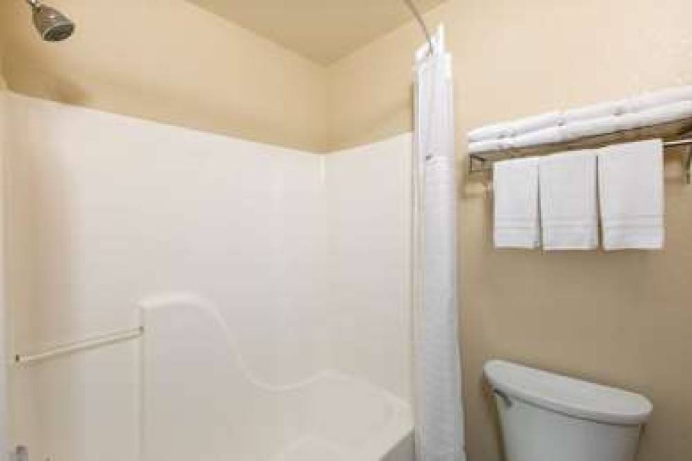 SUPER 8 BY WYNDHAM OTTAWA 10