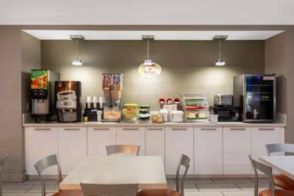 SUPER 8 BY WYNDHAM OTTAWA 5