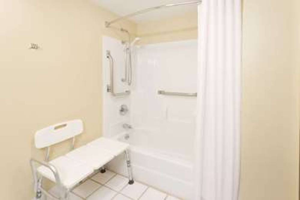 Super 8 By Wyndham Ottawa Starved Rock 4