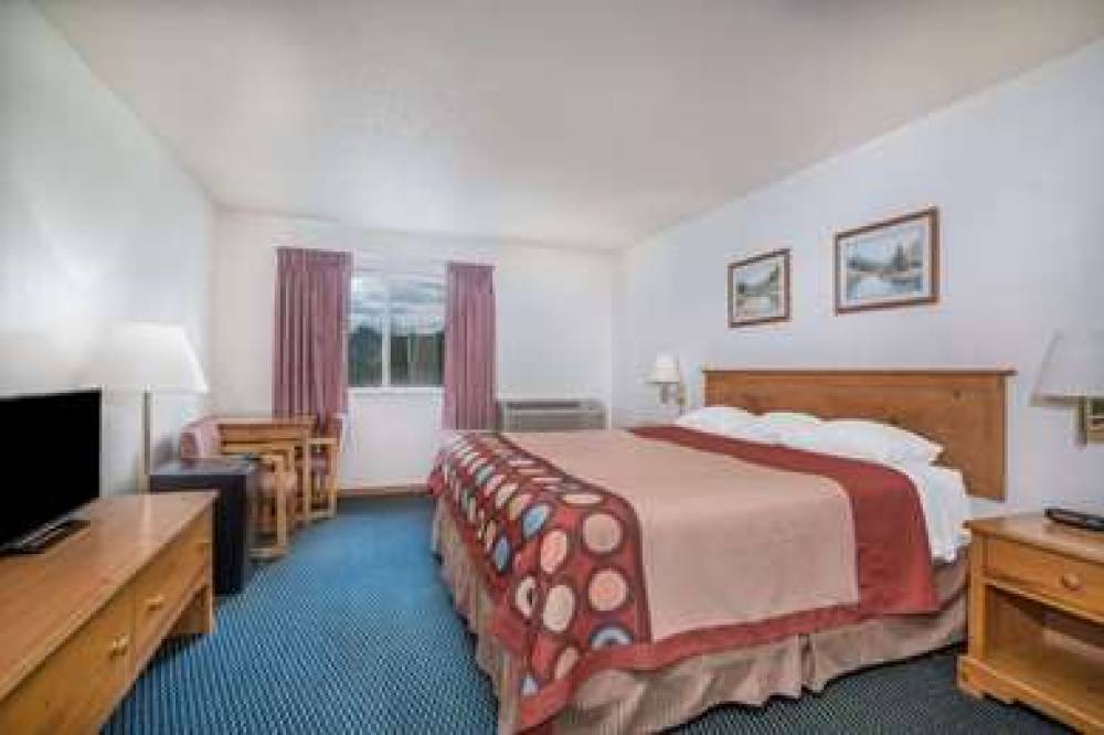 SUPER 8 BY WYNDHAM PHILLIPS 7