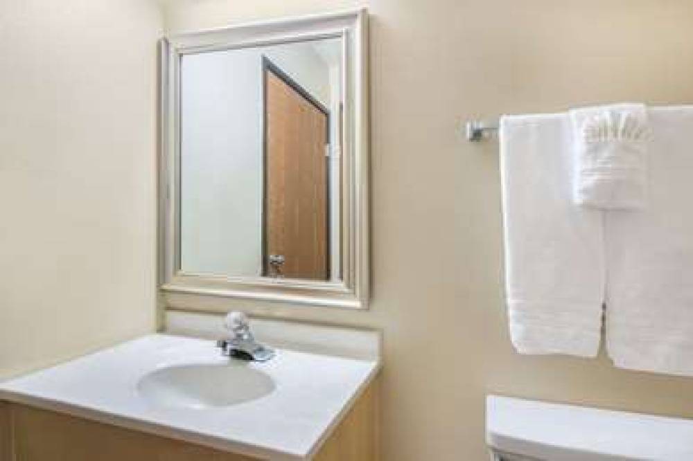 SUPER 8 BY WYNDHAM PORTALES 9