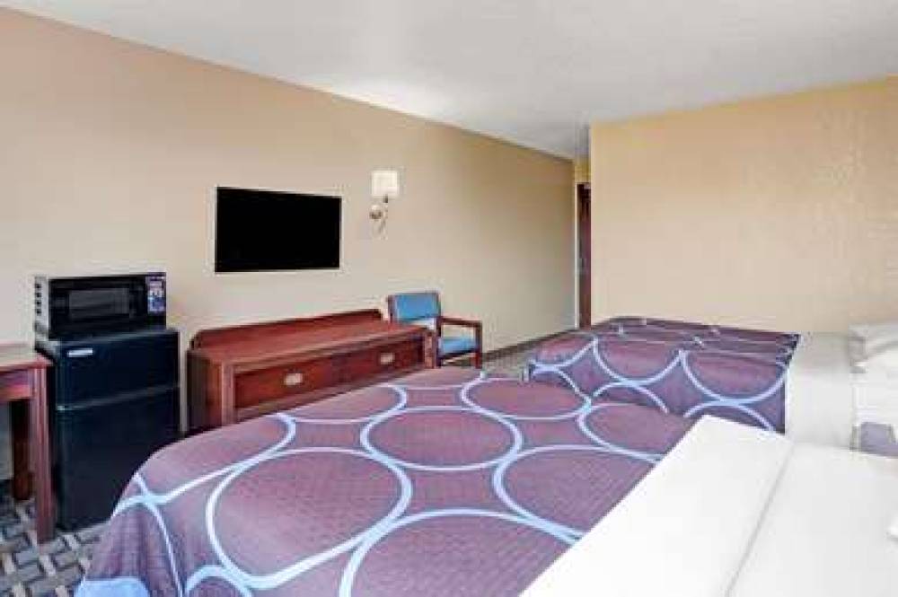 Super 8 By Wyndham Roseville/Detroit Area 10