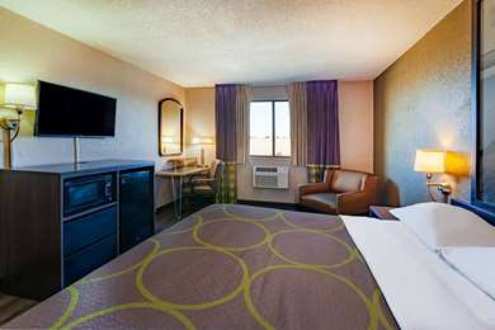 Super 8 By Wyndham Roseville/Detroit Area 6