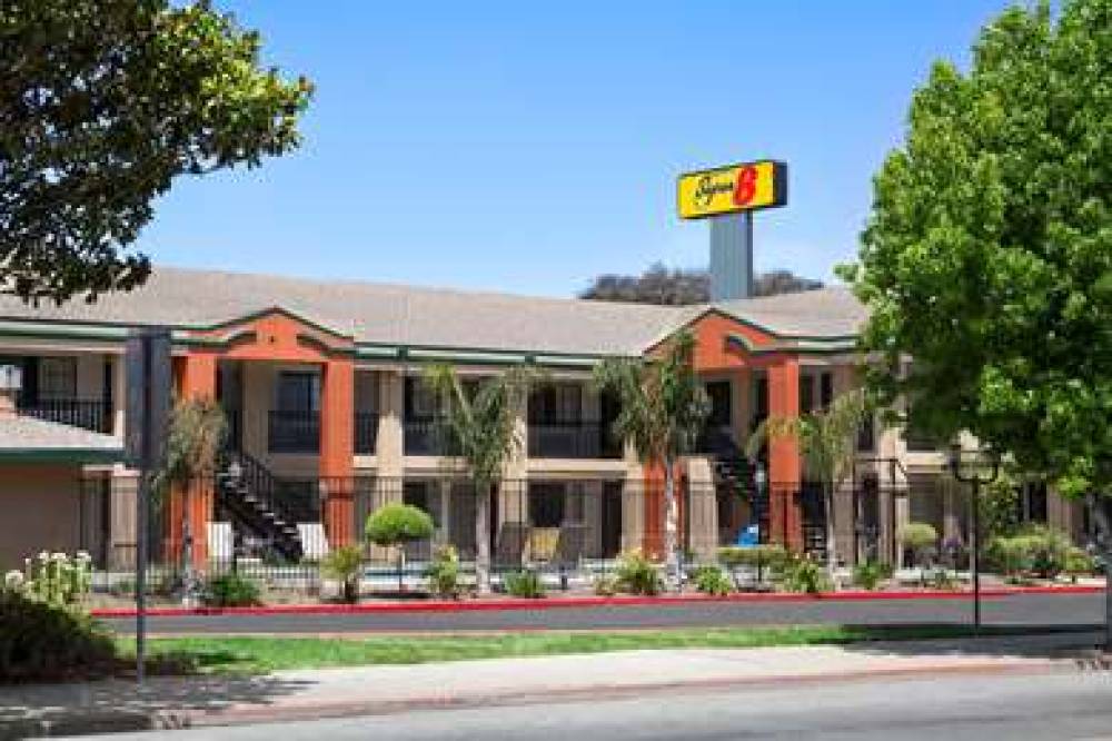 Super 8 By Wyndham Salinas