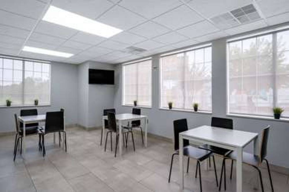 Super 8 By Wyndham Salisbury 8