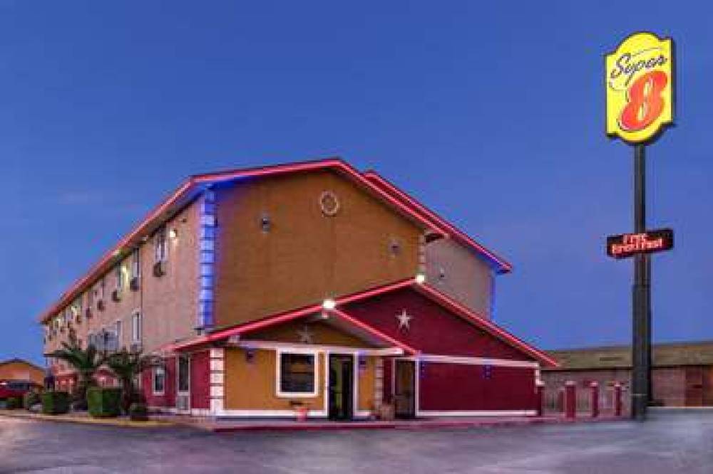 SUPER 8 BY WYNDHAM SAN ANTONIO/I-35 2