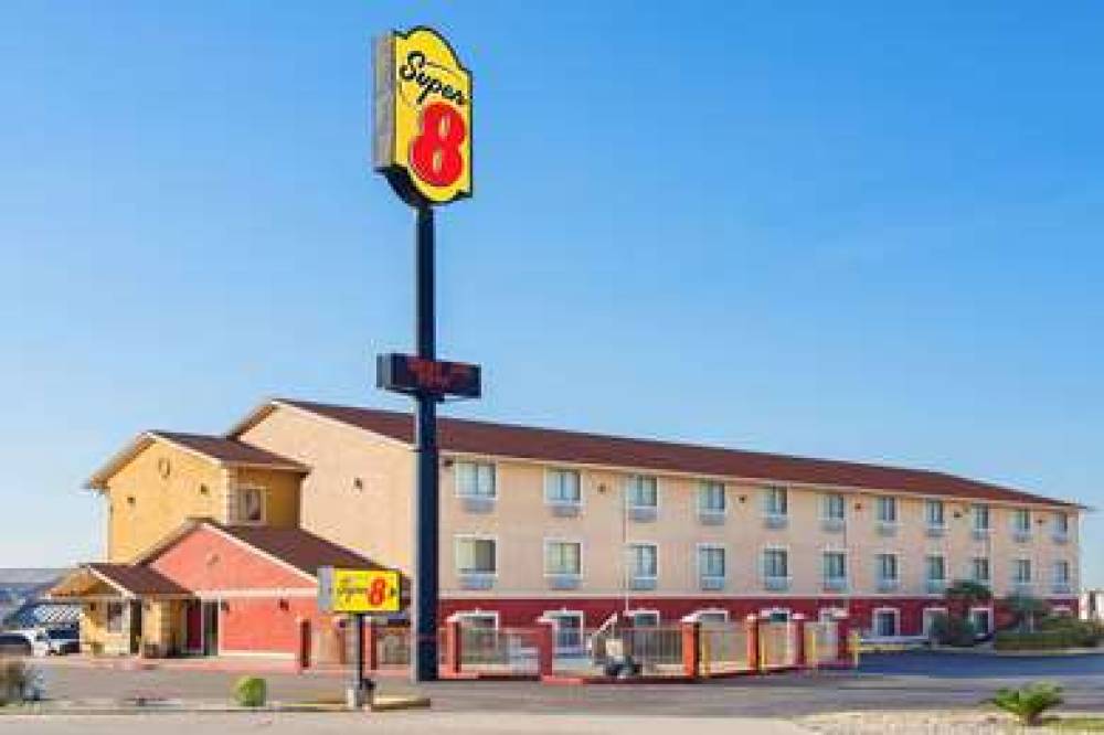 SUPER 8 BY WYNDHAM SAN ANTONIO/I-35 1
