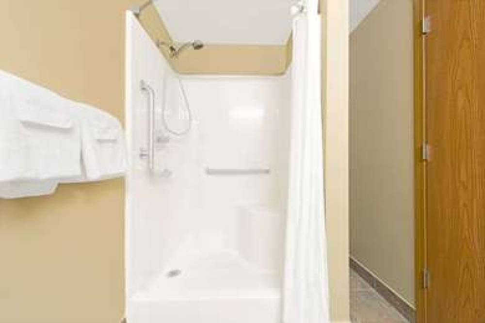 Super 8 By Wyndham St. Clair MO 5