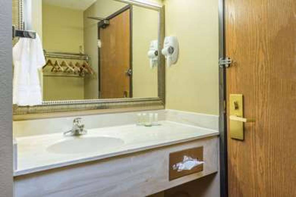 Super 8 By Wyndham Troy IL/St. Louis Area 3