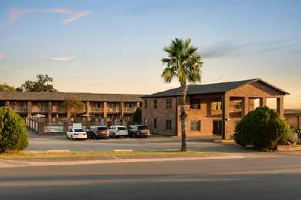 Super 8 By Wyndham Universal City 3