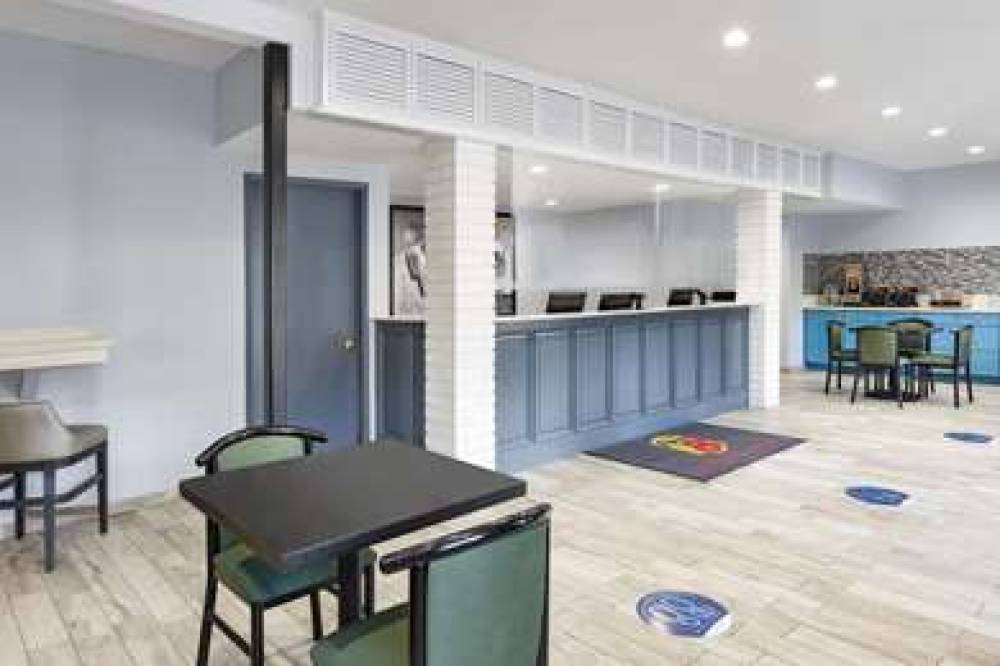 Super 8 By Wyndham Universal City 10