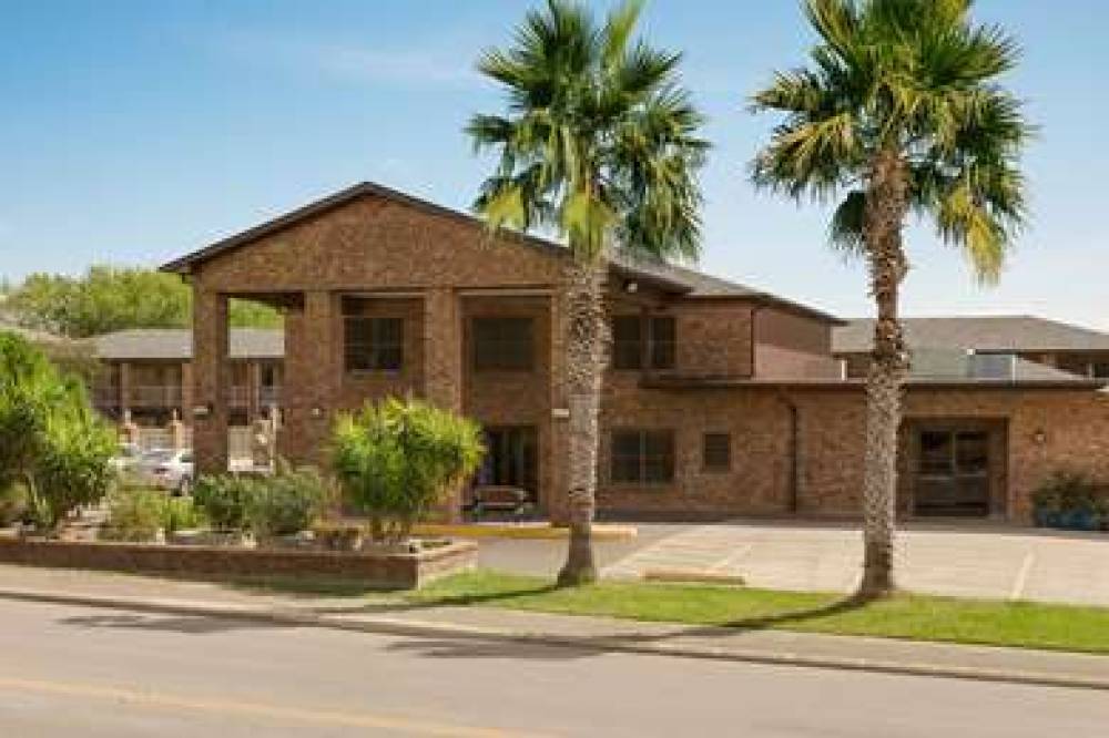 Super 8 By Wyndham Universal City 1