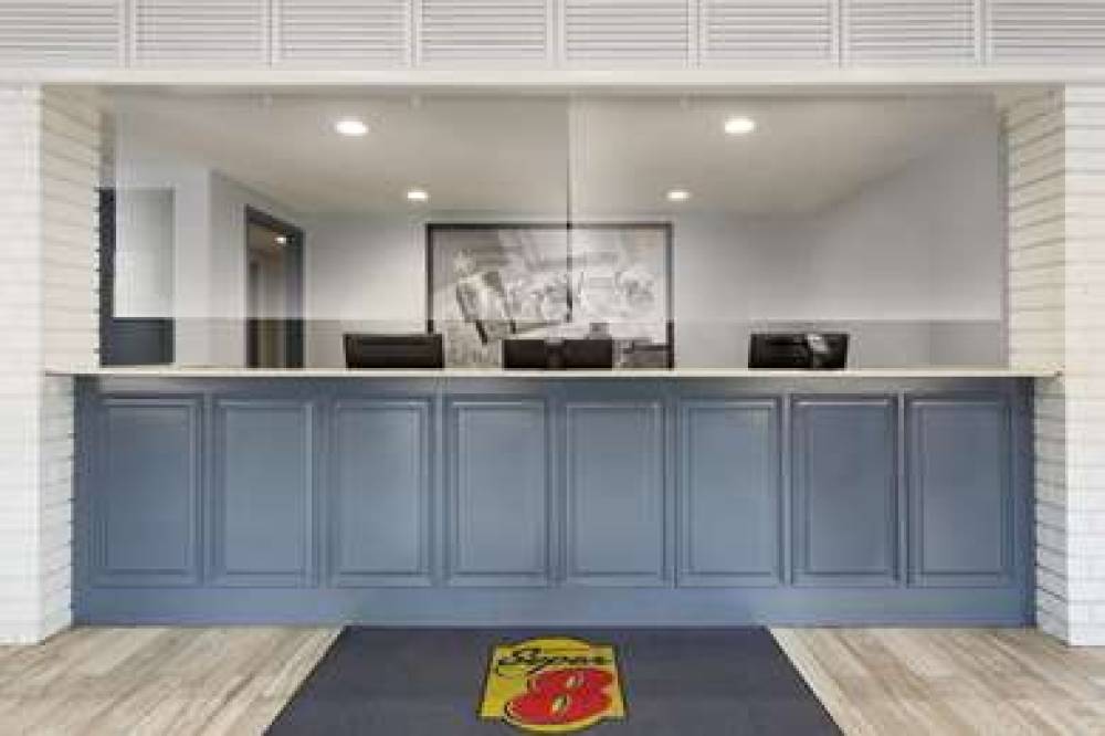 Super 8 By Wyndham Universal City 9