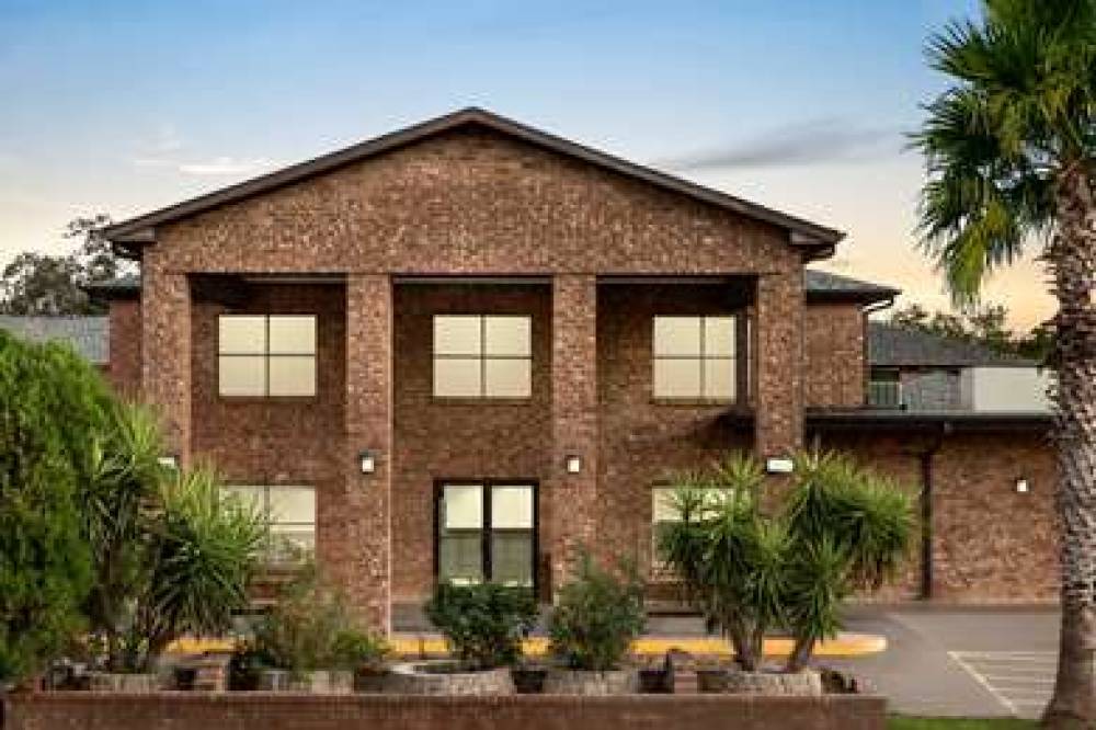 Super 8 By Wyndham Universal City 2