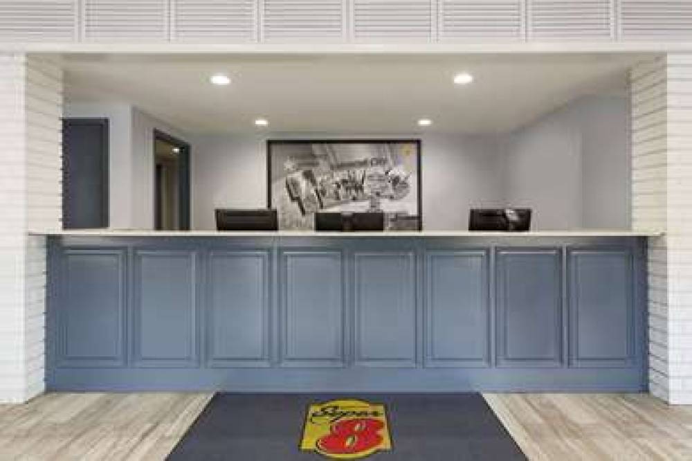 Super 8 By Wyndham Universal City 7