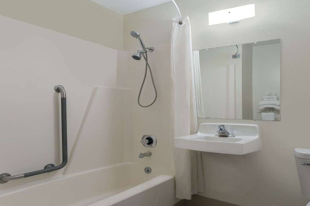 Super 8 By Wyndham Wisconsin Dells 10