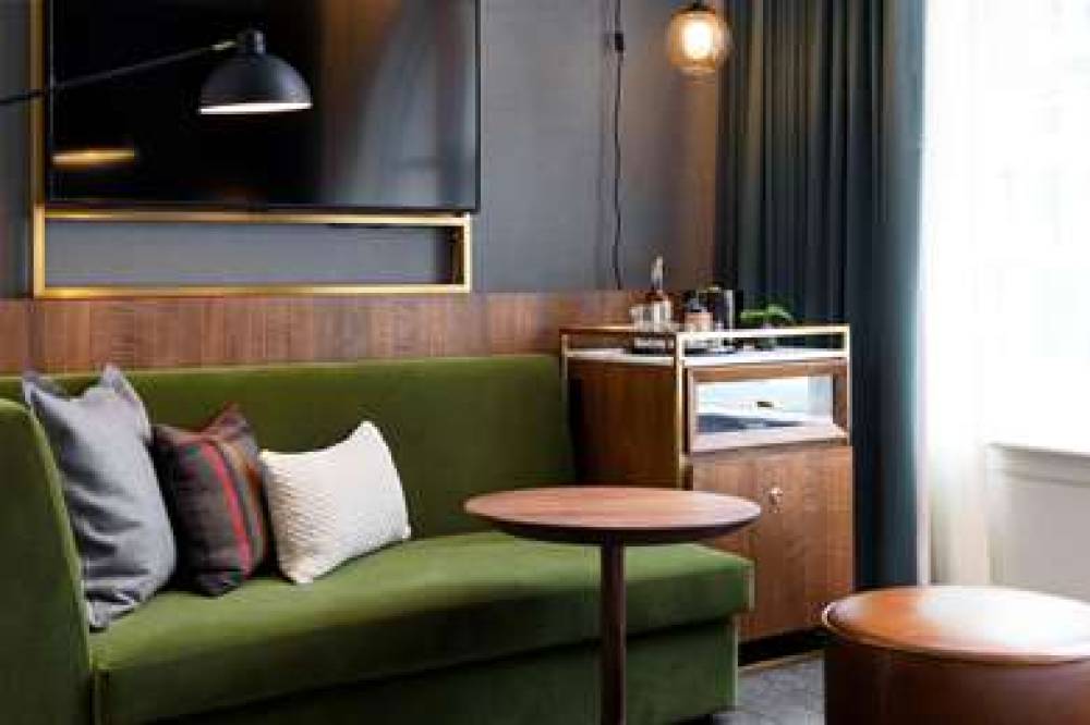 THE ALEXIS ROYAL SONESTA HOTEL 3