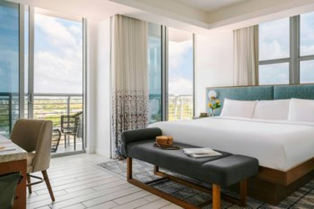 The Circ Hotel Hollywood, Sonder 10