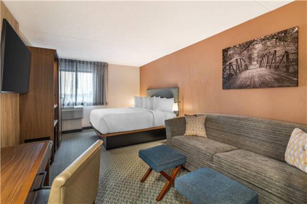 THE CLOCKTOWER HOTEL AT CENTURY HOU 9