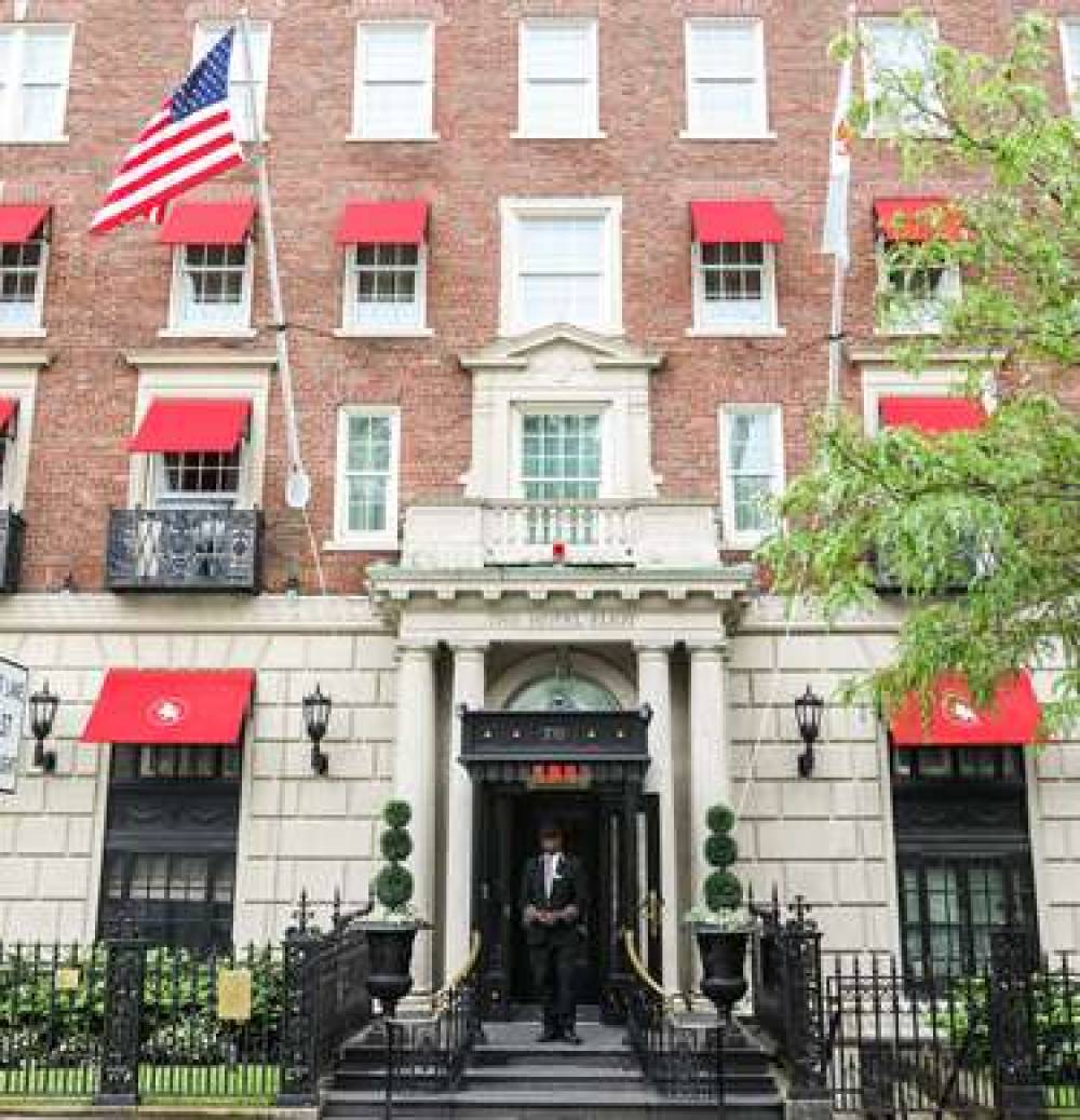 THE ELIOT HOTEL 9