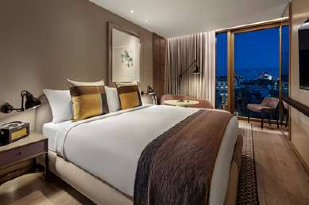 THE LONDONER HOTEL 9