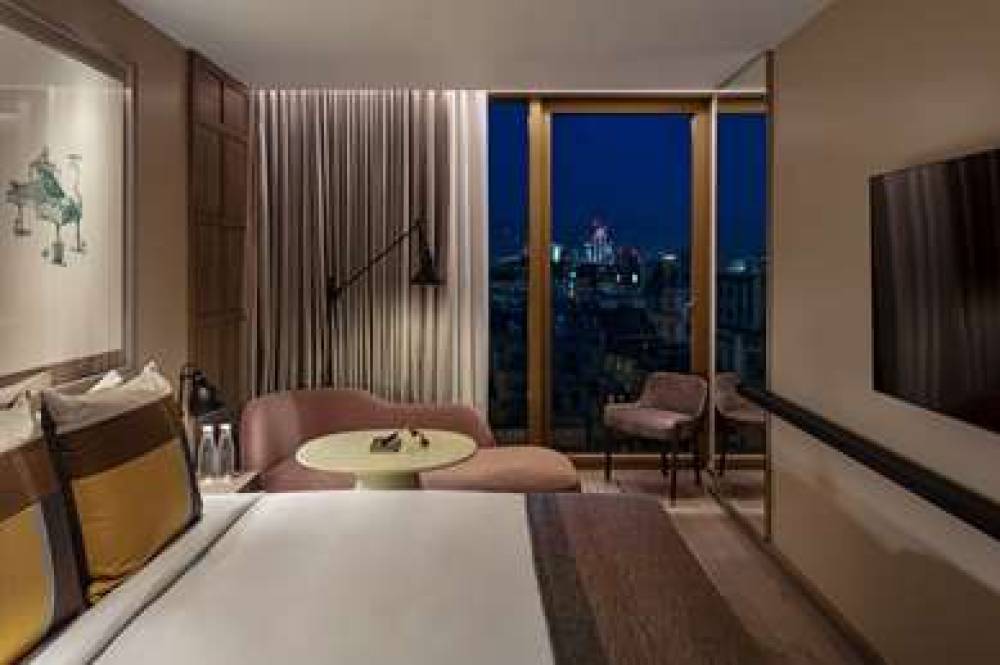THE LONDONER HOTEL 10