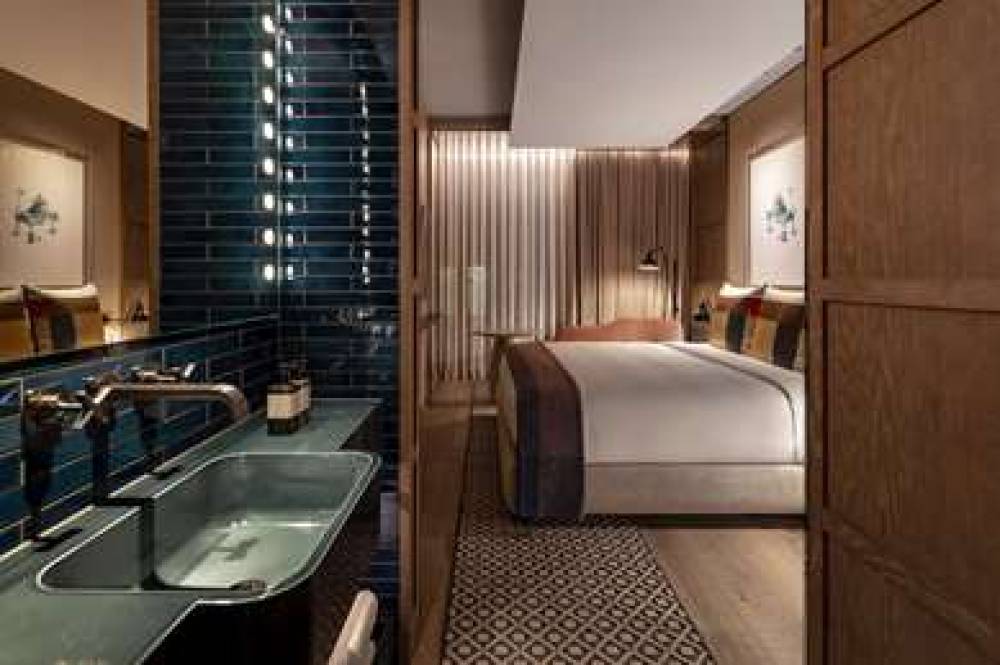 THE LONDONER HOTEL 7