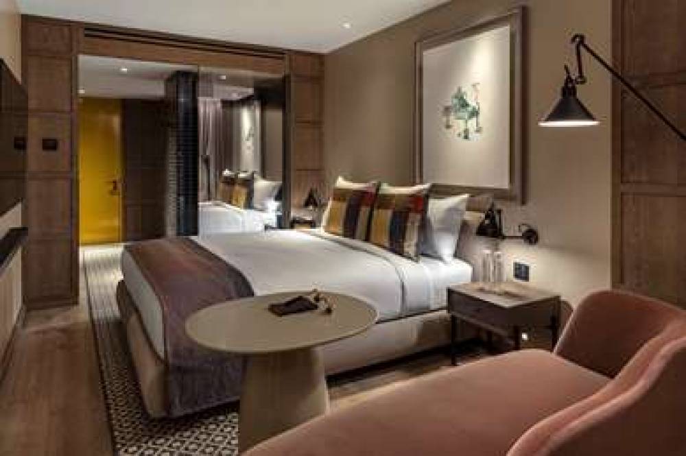 THE LONDONER HOTEL 8
