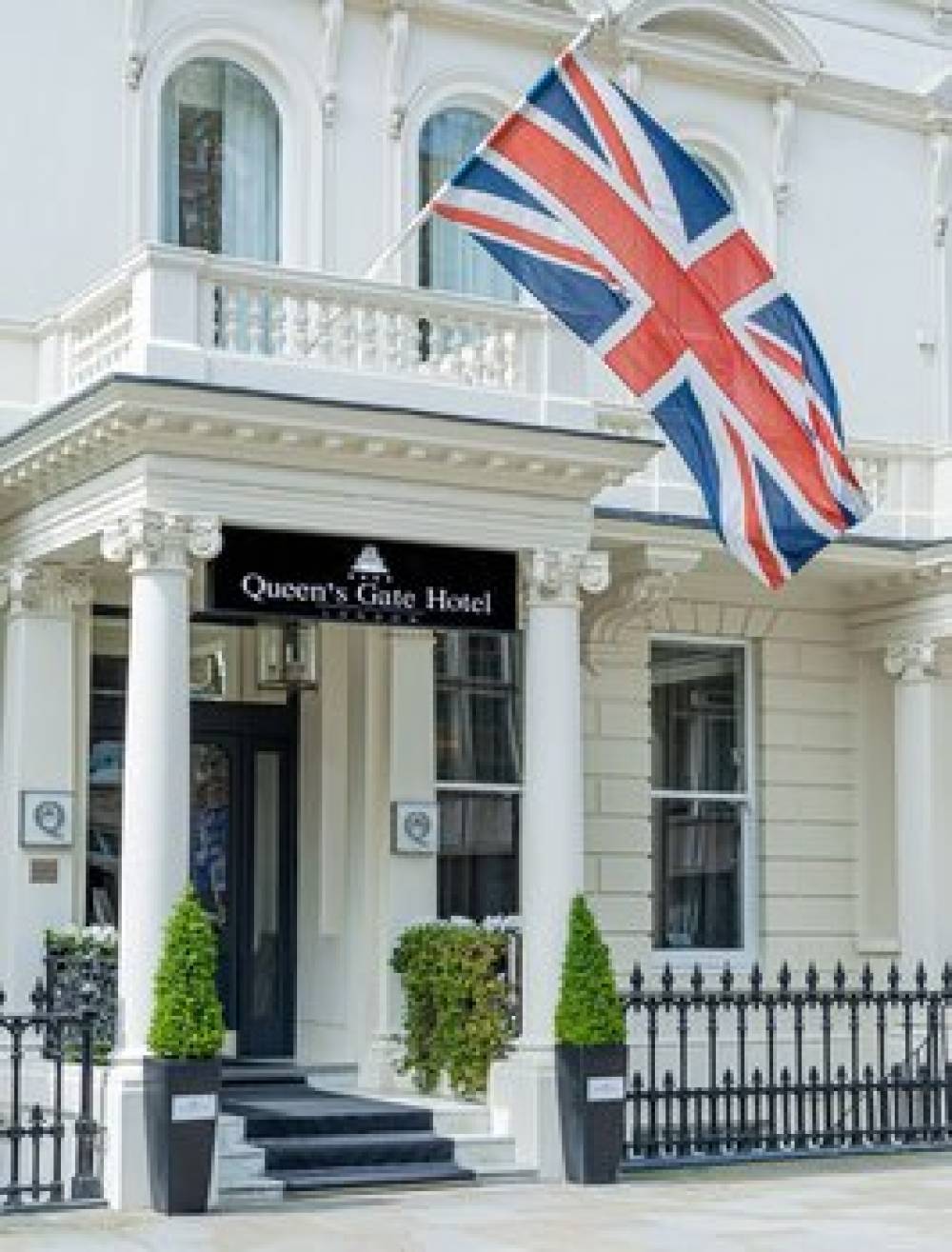 THE QUEENS GATE 2