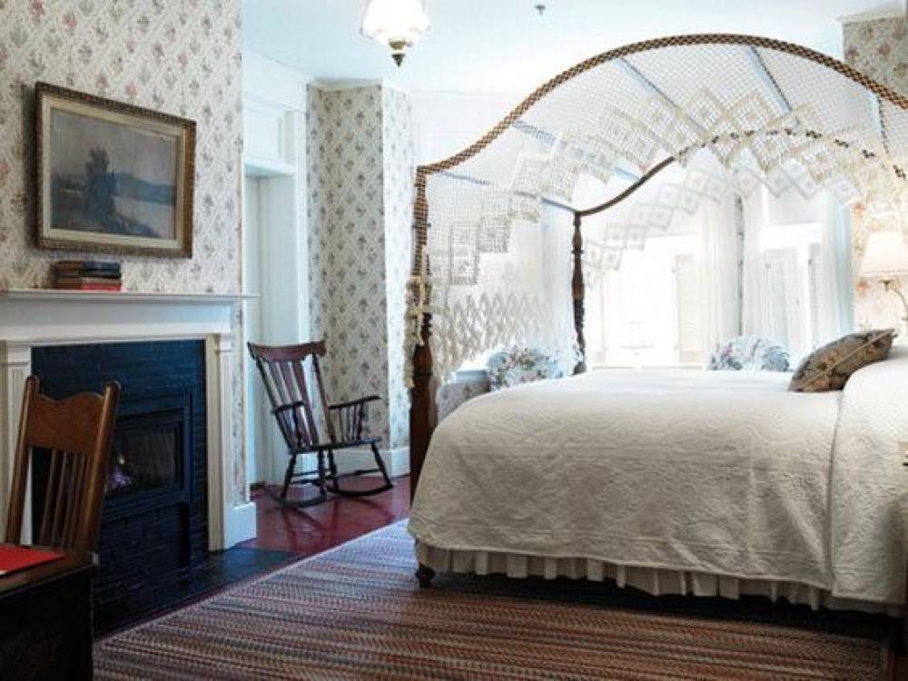 THE RED LION INN 3