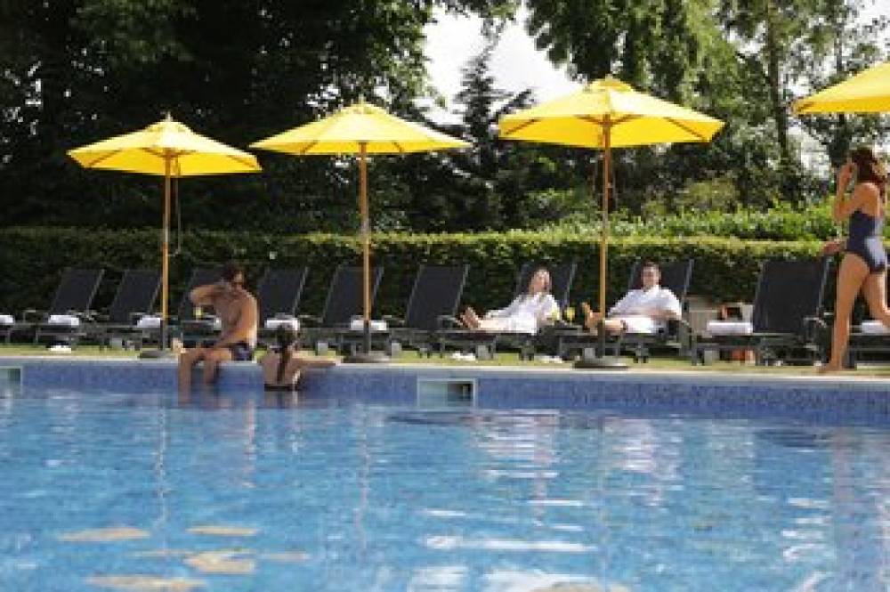 THE RUNNYMEDE ON THAMES 9