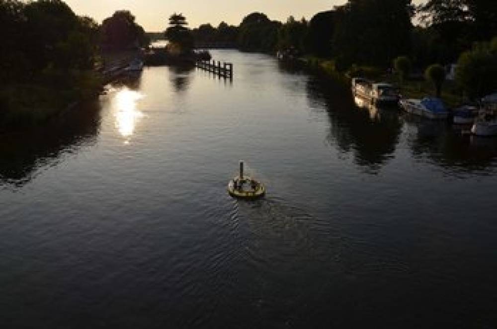 THE RUNNYMEDE ON THAMES 4