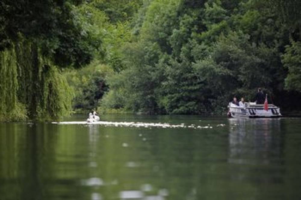THE RUNNYMEDE ON THAMES 5