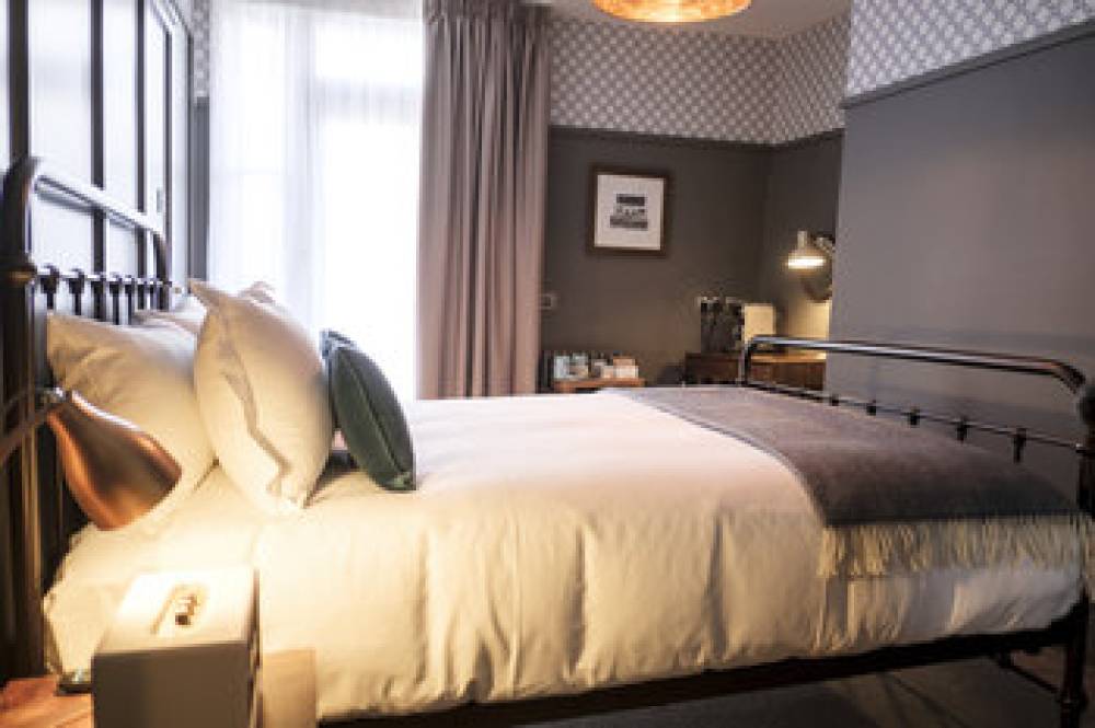 THE SWAN HOTEL STAINES 6
