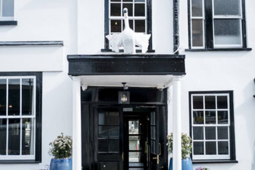 THE SWAN HOTEL STAINES 2