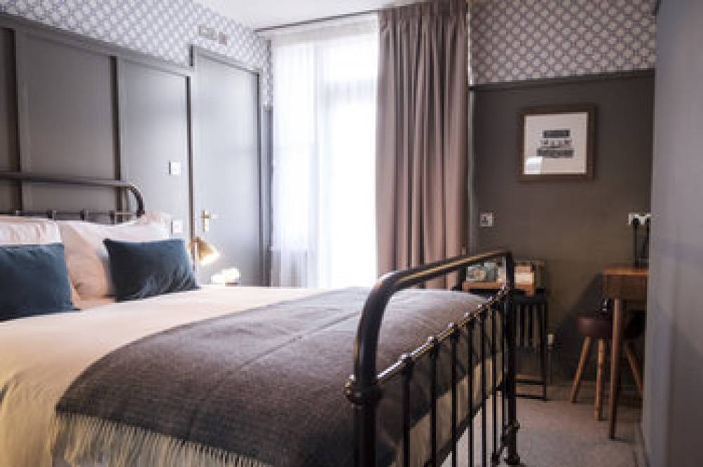 THE SWAN HOTEL STAINES 9