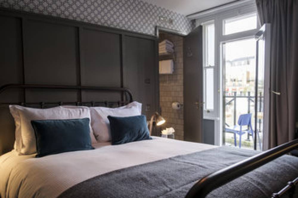 THE SWAN HOTEL STAINES 8