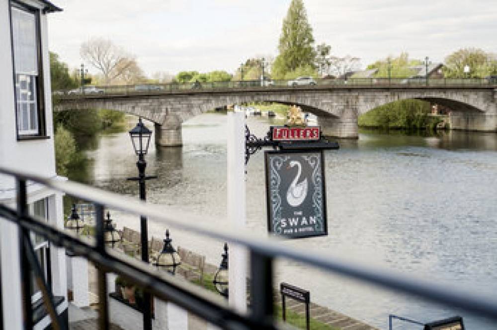 THE SWAN HOTEL STAINES 3